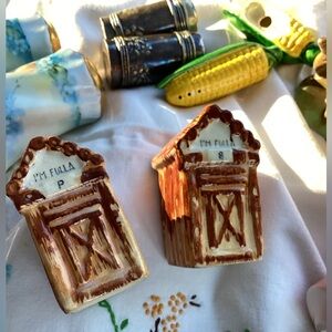 OutHouse I’m FULLA  50’s Salt n Pepper Shakers EPLVC JAPAN
